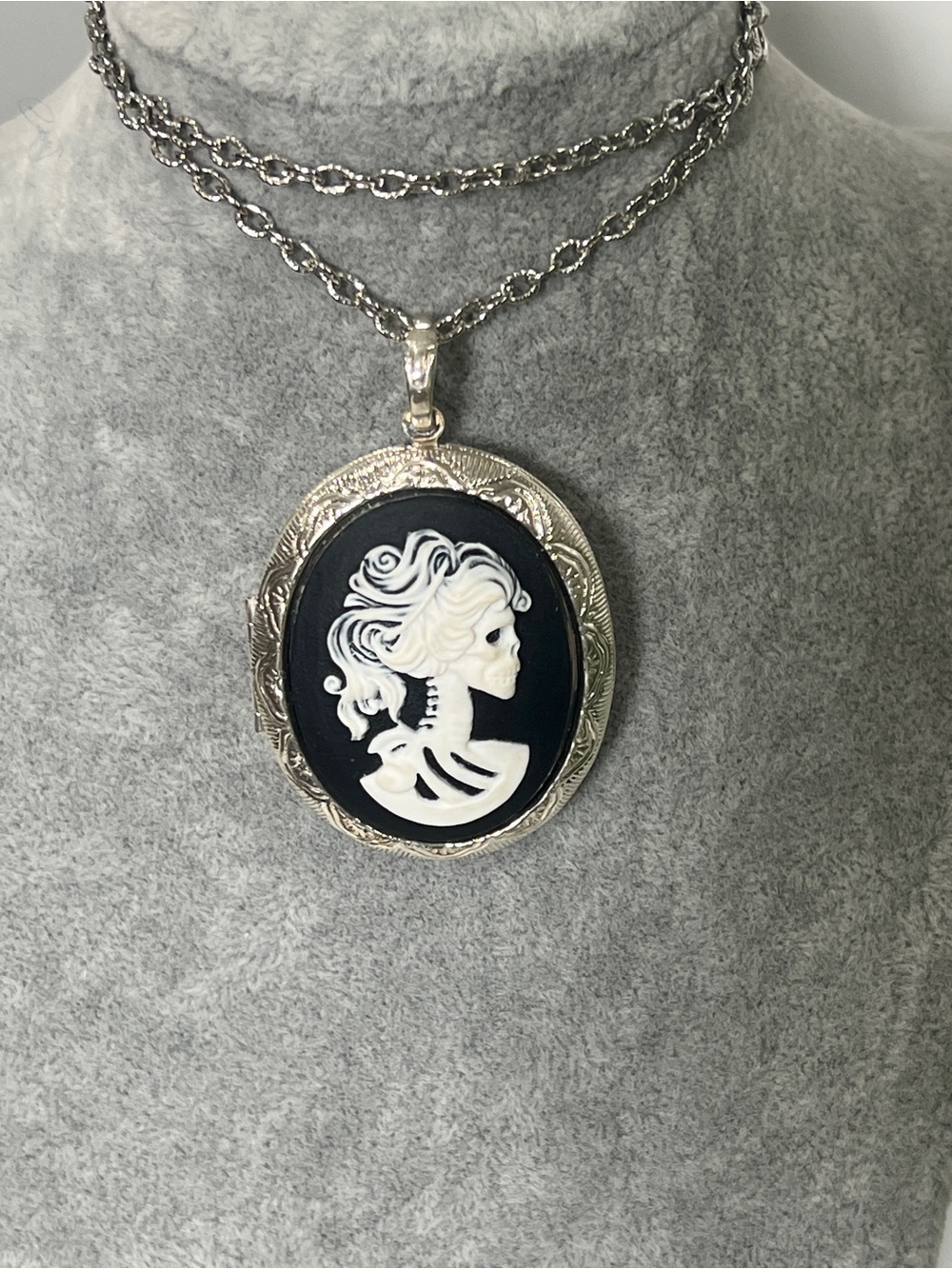 Silver Black and White Cameo Pendant Necklace